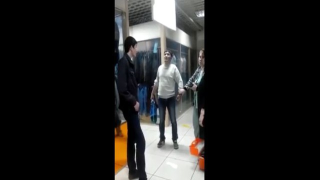 Мужчина застыл в торговом центре