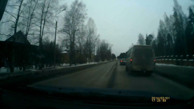 Хотел обогнать, но капот помешал 