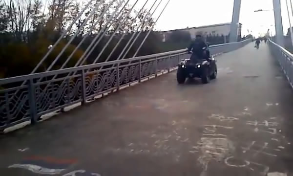 В Тюмени квадроцикл гонял на Мосту влюбленных
