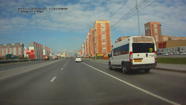 Загнал на газон маршрутку