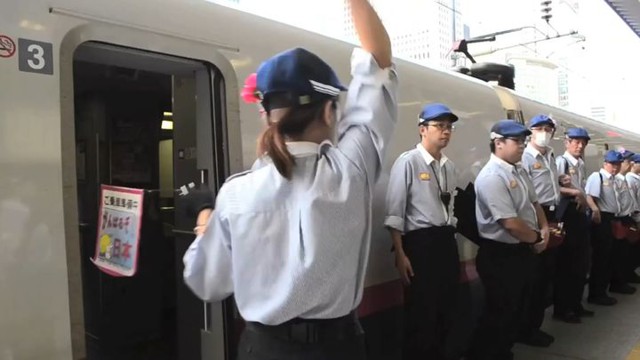 У них есть всего 7 минут чтобы убрать целый поезд! Сверхскоростная уборка вагонов в Токио