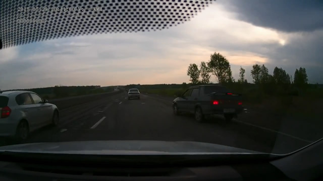 Пьяный водитель отправил в кювет девушку на "десятке"