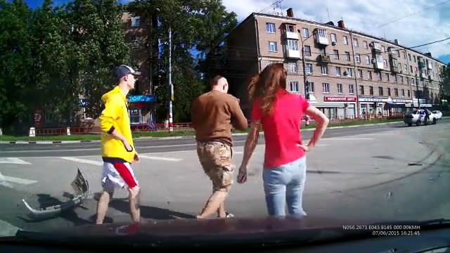 Столкновение на перекрестке с круговым движением 