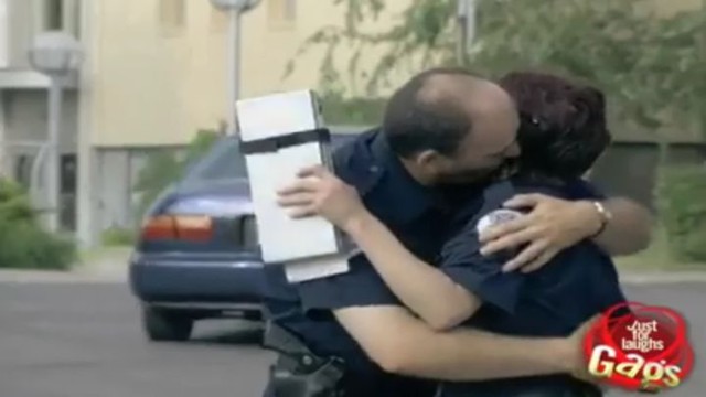 Влюбленные полицейские шокируют водителей 