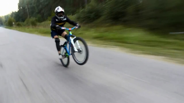 На велике на заднем колесе