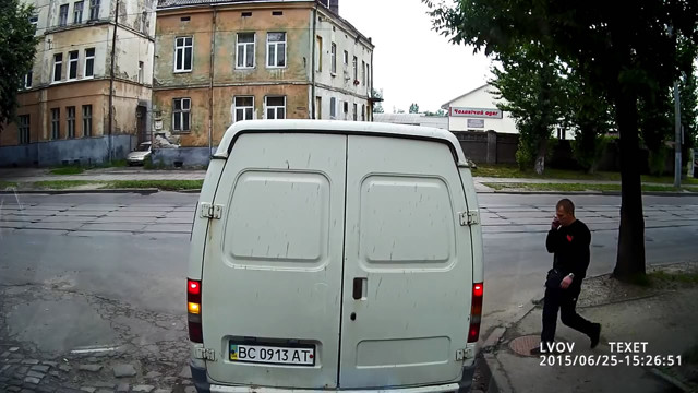 Вошел в борт фургона