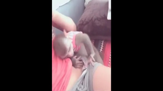 Назойливая обезьяна пристаёт к девушке 
