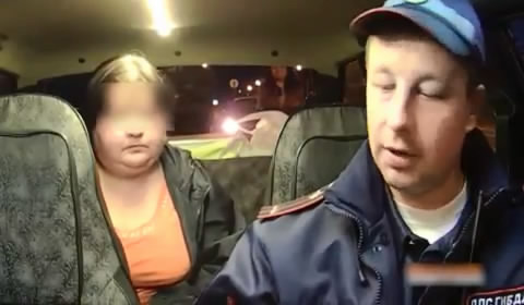 Выпила и закусила! Женщина-водитель съела результаты теста на алкоголь