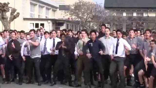 Полторы тысячи школьников исполнили танец маори на похоронах учителя 