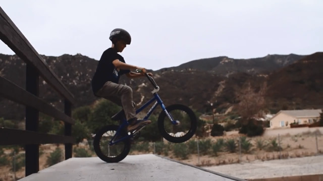 11-летний мальчик на BMX-байке