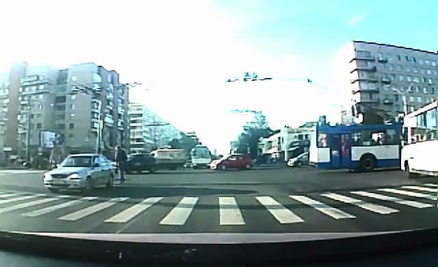 Авария дня 2046. Не успела на "зеленый"