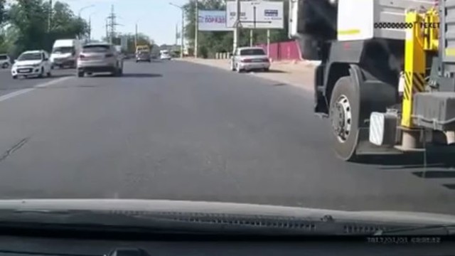 Спасение котёнка на дороге