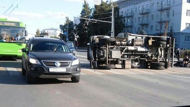 В Казани опрокинулся грузовик перевозивший военнослужащих МВД  