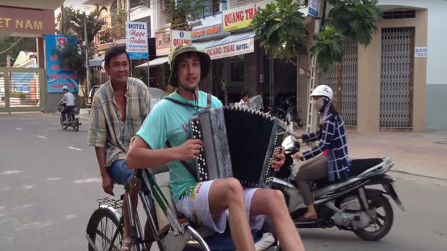 Баянист рвет меха!