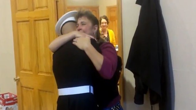 Реакция этой матери на внезапное появление сына-моряка на пороге дома невероятна!