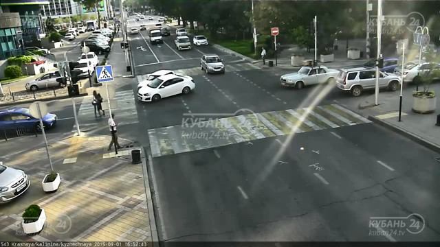 В Краснодаре на пешеходном переходе сбили девушку