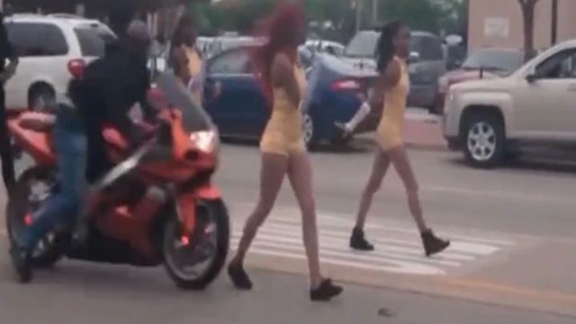 Мотоциклист сбил участницу парада