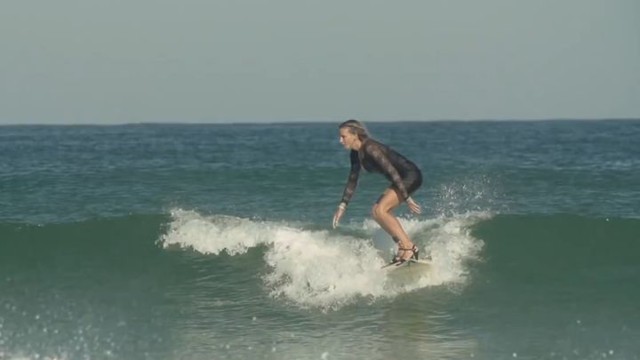 Французская серфингистка прокатилась на сёрфе в вечернем платье и туфлях на каблуках