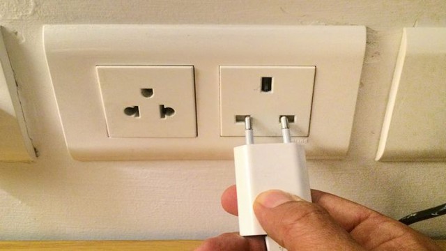  Как пользоваться английской розеткой без переходника