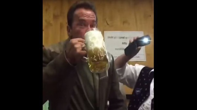 Пьющий Шварценеггер на Октоберфест. Теперь вы видели всё!