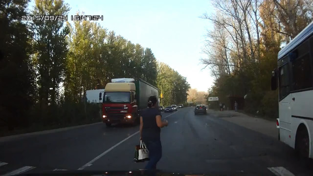 Пропустил женщину и получил удар в корму