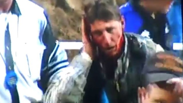 Бык решил поправить прическу ковбою