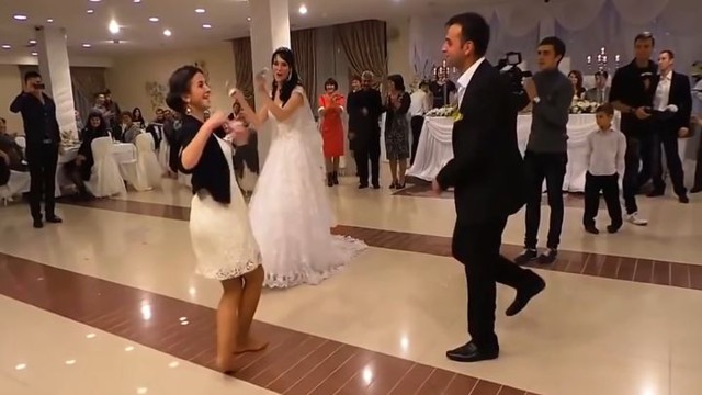 Эта южная девушка своим горячим танцем затмила даже невесту!