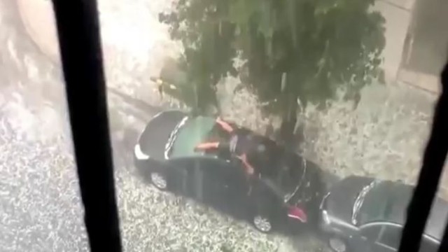 Люди гибнут за металл: мужчина пытается спасти свой автомобиль от града