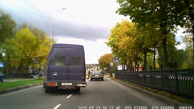 Странные маневры микроавтобуса