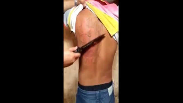 Полицейские удаляют татуировки по-своему