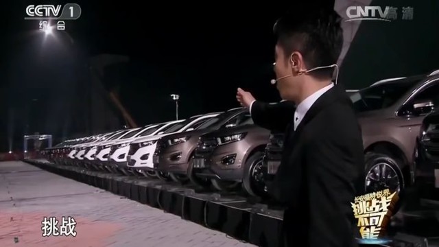 Под 18 автомобилями на роликовых коньках. Вот это растяжка!