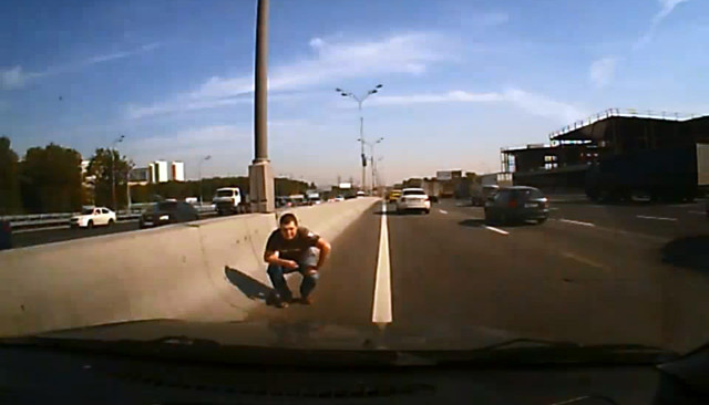 Влетел в отбойник на МКАД