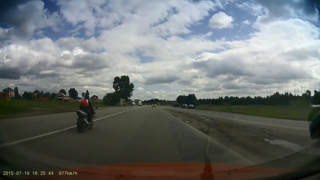 Мотоциклист прилетел в легковушку