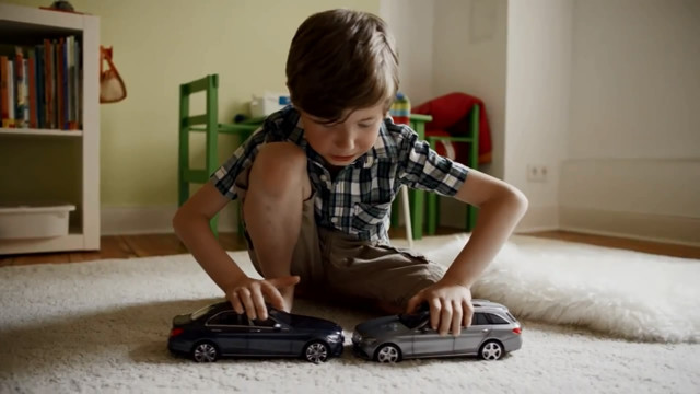 Mercedes-Benz разыграла малолетних любителей сталкивать игрушечные автомобили