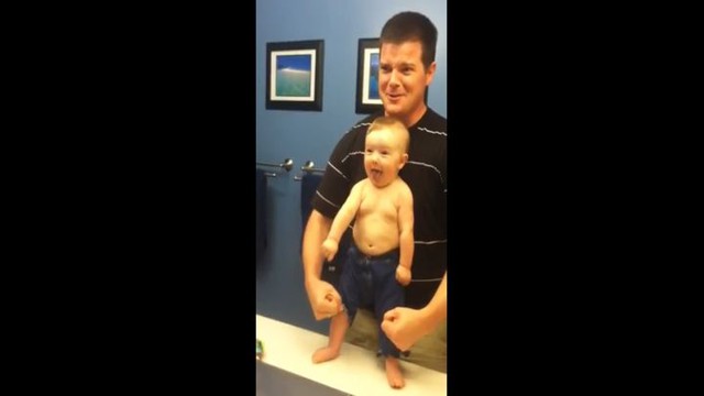  Когда этот малыш напрягает мускулы, папа не может сдержать смех!