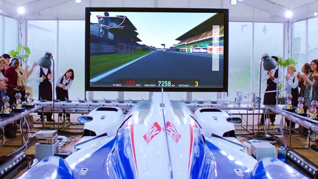 Гоночный автомобиль Toyota готовит завтраки