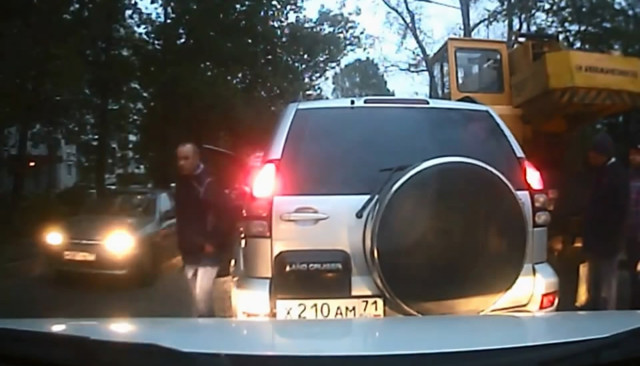 Истеричка не хотела пропускать внедорожник