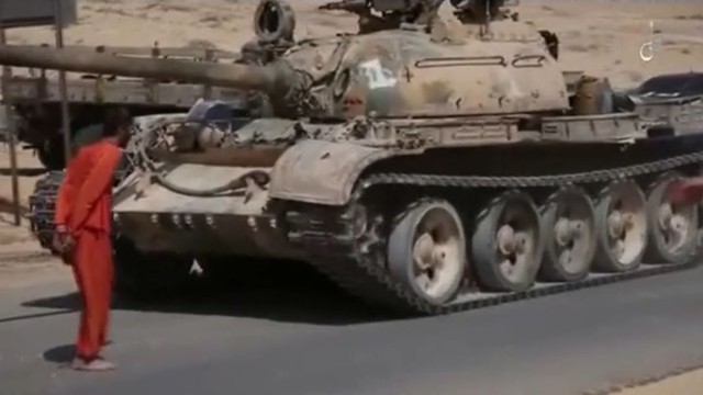 Боевики ИГИЛ переехали сирийского солдата танком