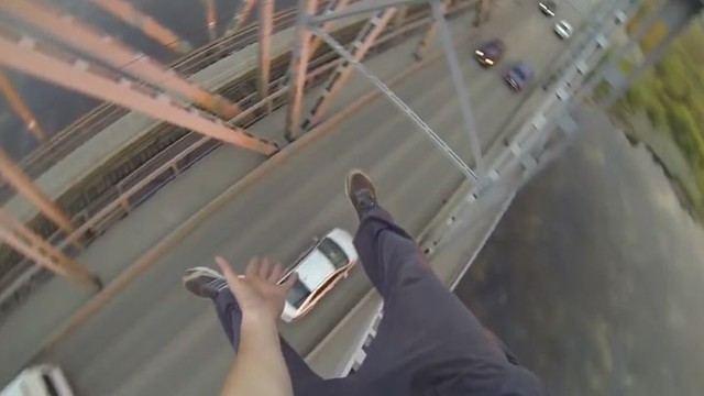 Смотреть на эти невероятные прыжки можно не иначе, как затаив дыхание. Захватывающий паркур от первого лица!