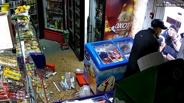 Глупого грабителя заперли в магазине и быстро задержали