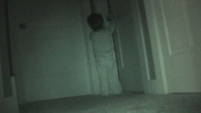 Младший брат взламывает дверь в комнату сестры, чтобы забрать игрушку