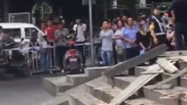 17-летняя девушка спрыгнула с небоскреба