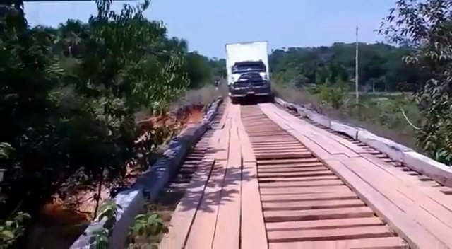 Деревянный мост рухнул под весом грузовика