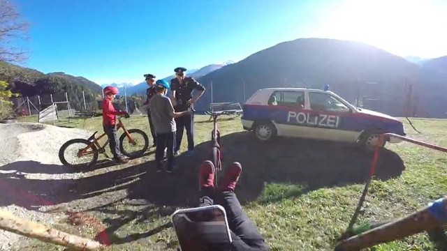 Сумасшедший побег от полицейских на велосипеде