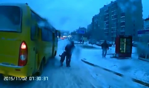 ДТП на остановке в Барнауле