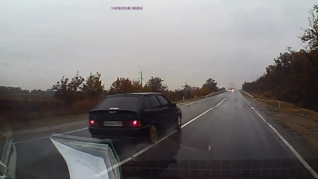 Жесткий обгон на мокрой дороге 