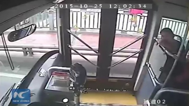 Когда этот водитель автобуса увидел девушку на мосту, он поступил как настоящий герой!
