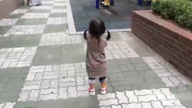 Пищащая обувь развеселила обиженную девочку