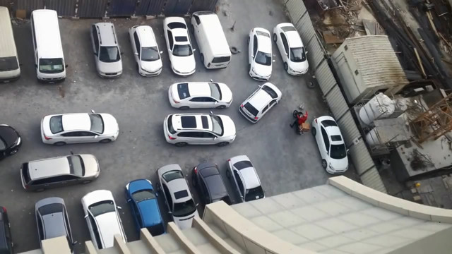 Транспортный коллапс на выезде с парковки
