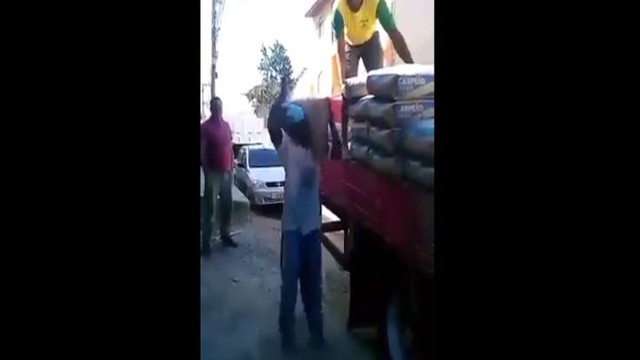 Бразильский грузчик носит на плечах по пять 20-килограммовых мешков цемента за раз